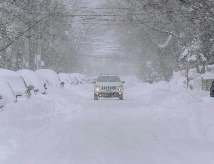 Χιόνι στην Καλιφόρνια: SUV «κρεμάστηκε» σε παγωμένο γκρεμό στη λίμνη Τάχο