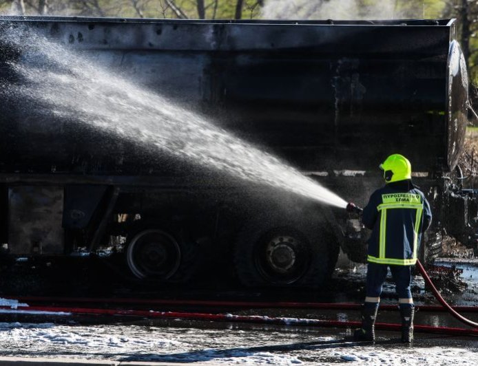 Φωτιά σε βυτιοφόρο στην Εθνική Οδό: Συναγερμός στην Πυροσβεστική