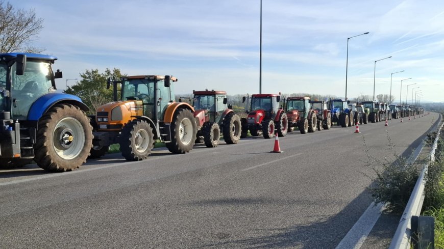 Κομοτηνή: Παραταγμένα τα τρακτέρ στην στην Εγνατία Οδό – Κανονικά η κυκλοφορία των οχημάτων