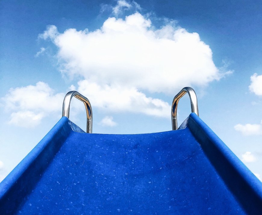 Πτώση δέντρου σε παιδική χαρά στο Χαϊδάρι: Από θαύμα σώθηκαν γιαγιά και εγγονός