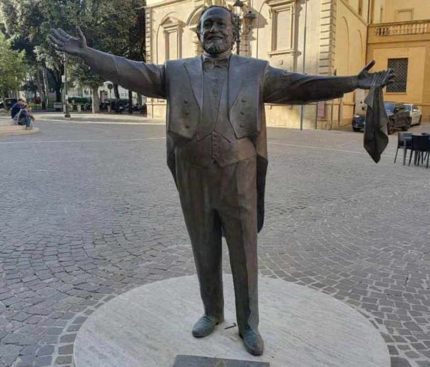 Παβαρότι άγαλμα Ιταλία: «Θάφτηκε» σε χριστουγεννιάτικο παγοδρόμιο