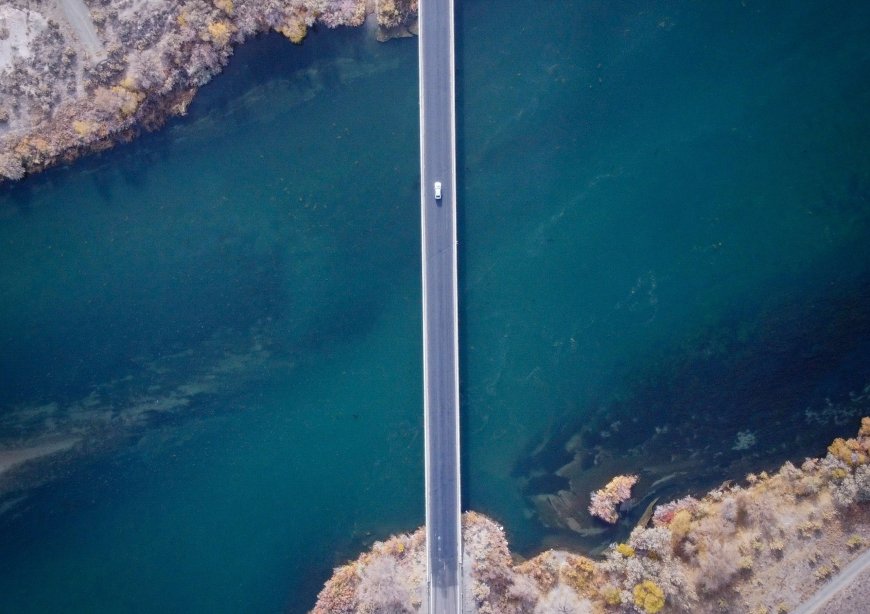 Φορτηγό κρέμεται από γέφυρα: Απίστευτη διάσωση οδηγού στη Βιρτζίνια