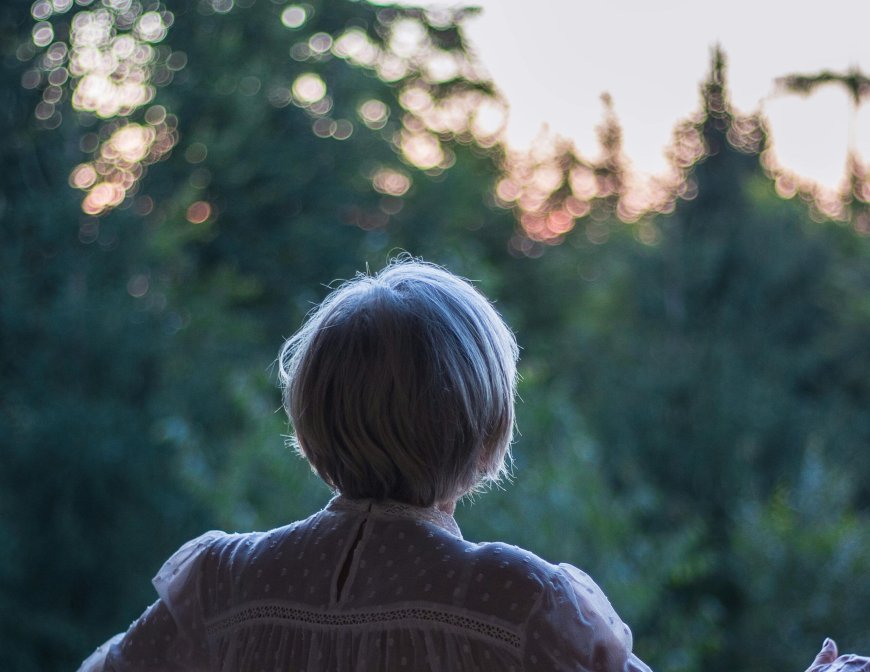 Το «δωμάτιο της αγκαλιάς»: Η σουρεαλιστική εφεύρεση ενός ιταλικού γηροκομείου που νίκησε την απομόνωση της Covid