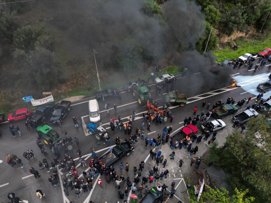 Επεισόδια με αγρότες στη Θεσσαλονίκη: Η στιγμή που κάνουν όπισθεν με τα τρακτέρ και κατευθύνονται προς τους αστυνομικούς