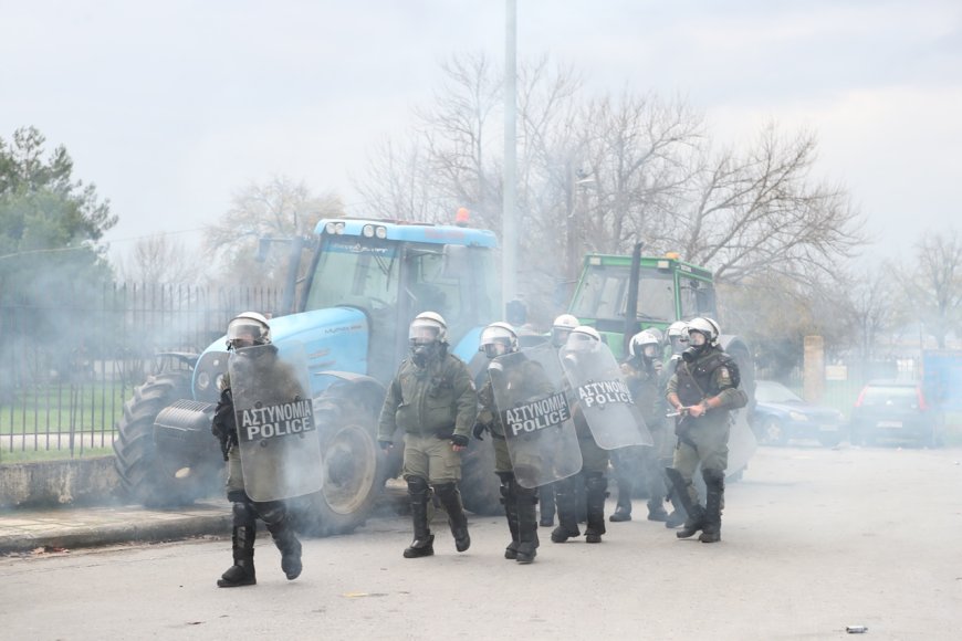 Πράσινα Φανάρια μπλόκο: Βίντεο από επίθεση τρακτέρ κατά ΜΑΤ
