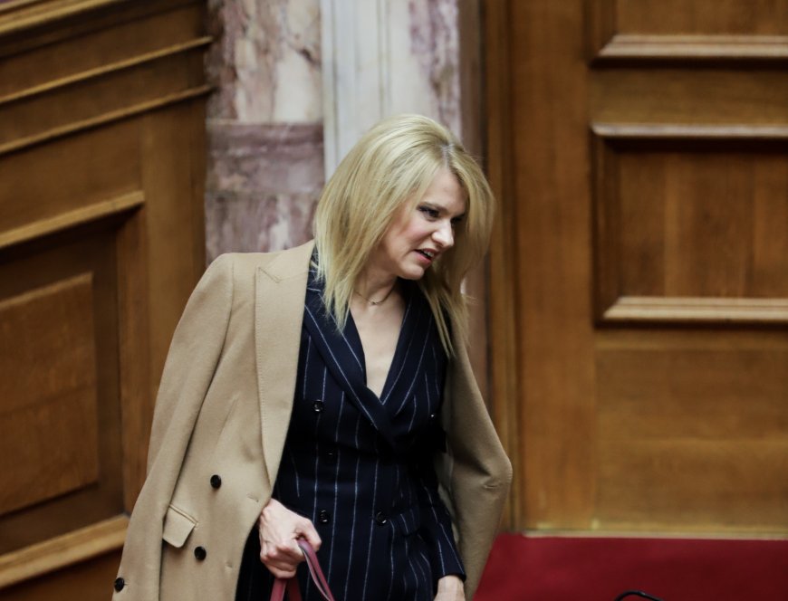 Karma is a beast: H Τζάκρη «ξαναχτύπησε» για τον εξώστη στο βιβλίο Τσίπρα