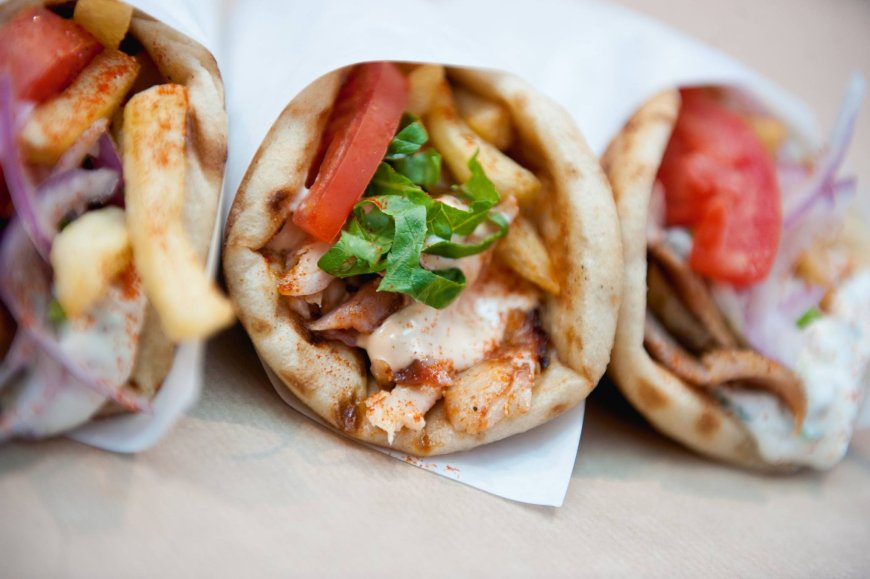 Σουβλάκι τιμή 2025: Σε ποια πόλη πλησιάζει τα 6 ευρώ