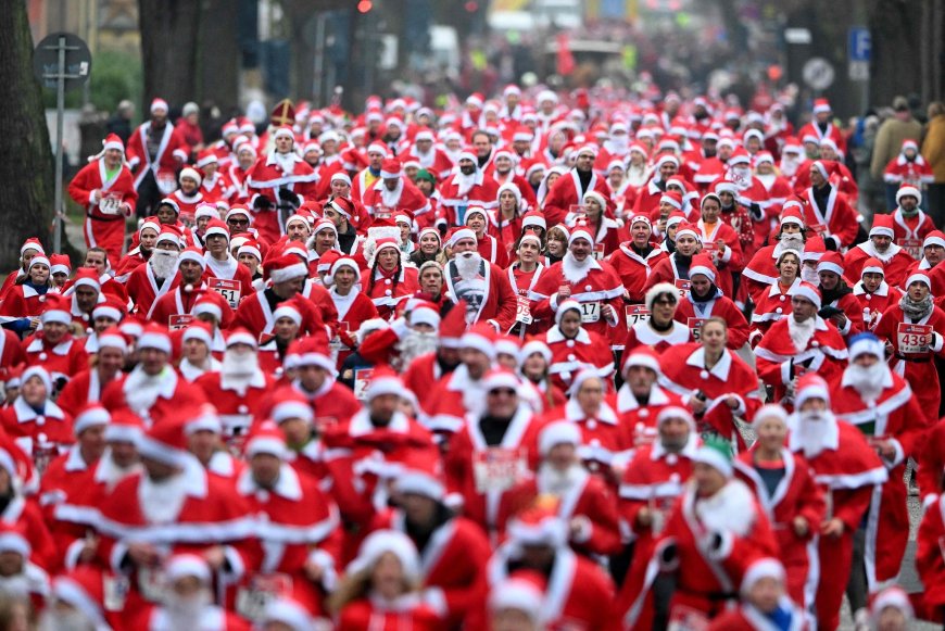 Χριστούγεννα 2025 – Γερμανία: Εκατοντάδες Άγιοι Βασίληδες στο Μίχενντορφ