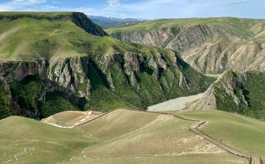 Κίνα: Τουρίστας έπεσε από μεγάλο ύψος βράχου και επέζησε