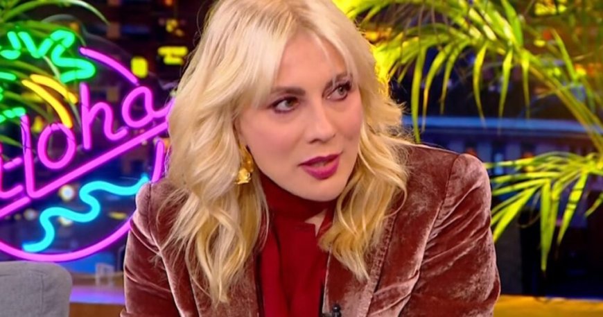 Σμαράγδα Καρύδη για «Παρά Πέντε»: «Ξαναφόρεσα την περούκα της Ντάλιας και μόλις σμίξαμε οι πέντε, ξεκινήσαμε κατευθείαν τις σκηνές»