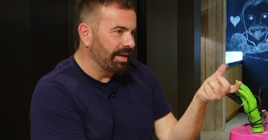 Βασίλης Καλλίδης: «Αν με ήθελαν και η Φαίη Σκορδά και η Ελένη Μενεγάκη την ίδια ώρα και με τα ίδια λεφτά, θα πήγαινα με όποια έχει τα καλύτερα εμπορικά»