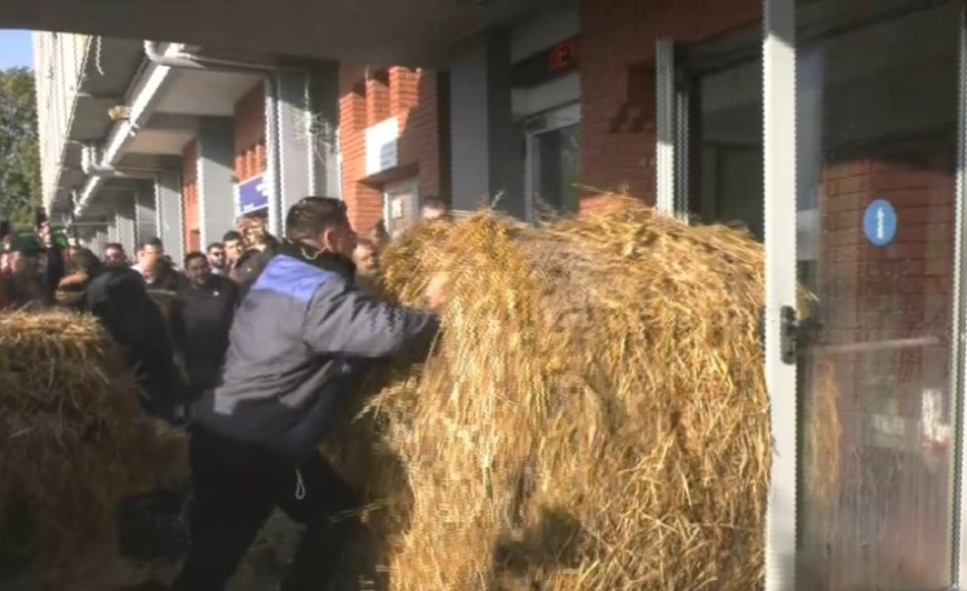 Ένταση στην Καβάλα: Κατάληψη του κτηρίου της Αντιπεριφέρειας από τους αγρότες – Πέταξαν άχυρα και γάλα