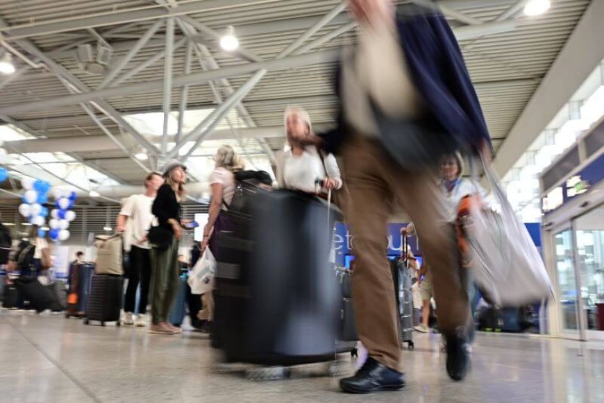 Είσοδος στις ΗΠΑ: Έλεγχος πενταετίας στα social media για ταξιδιώτες από 42 χώρες