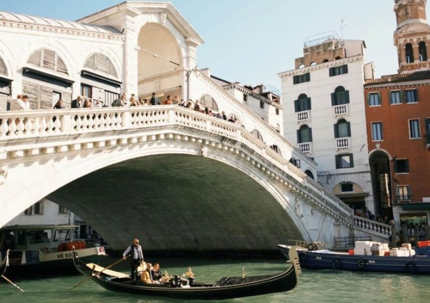Ιταλία: Γυναίκα έκλεψε βάρκα και προσέκρουσε στη γέφυρα Ριάλτο
