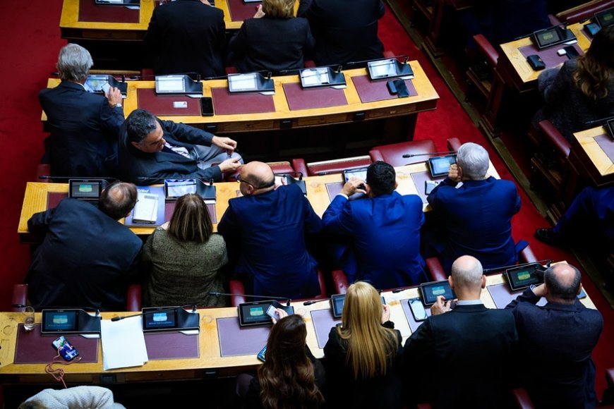 Δημοσκόπηση RealPolls: Πόσο αλλάζουν οι πολιτικοί συσχετισμοί χωρίς τους σημερινούς αρχηγούς