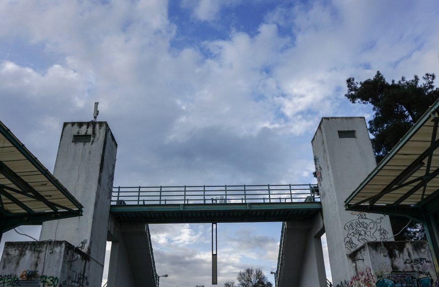 Θεσσαλονίκη: Ελεύθερος ο οδηγός λεωφορείου που αγνόησε κατεβασμένες μπάρες σε σιδηροδρομική διάβαση