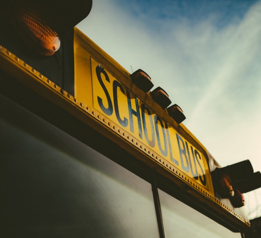 Τροχαίο με σχολικό: Λεωφορείο έπεσε σε χαντάκι