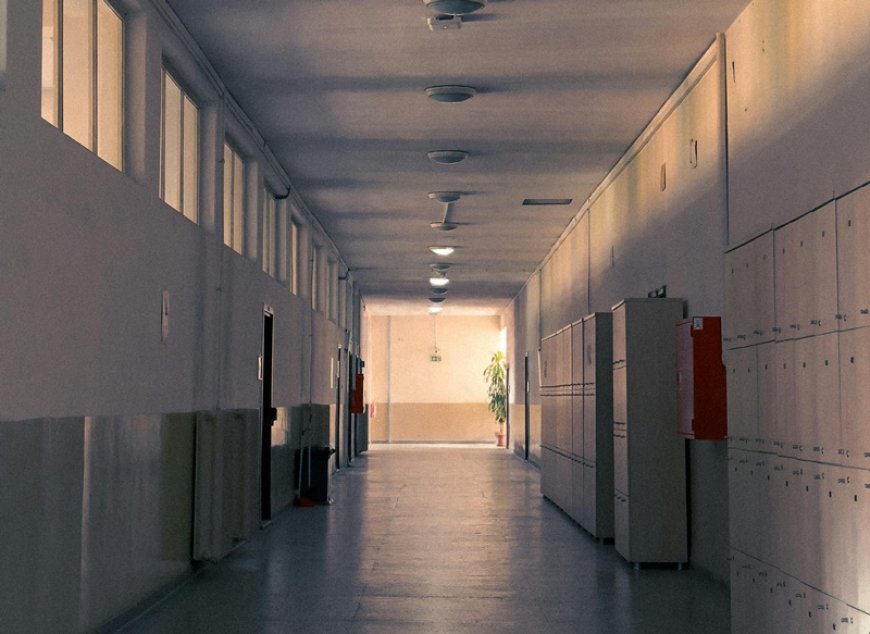 ΕΠΑΛ Γλυφάδας βανδαλισμοί: Φωτιές, βεγγαλικά και σοβαρές καταγγελίες για αδράνεια της διεύθυνσης