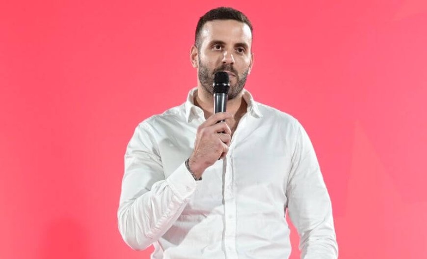 Παππάς ξυλοδαρμός: Το παρασκήνιο της διαγραφής του Ευρωβουλευτή