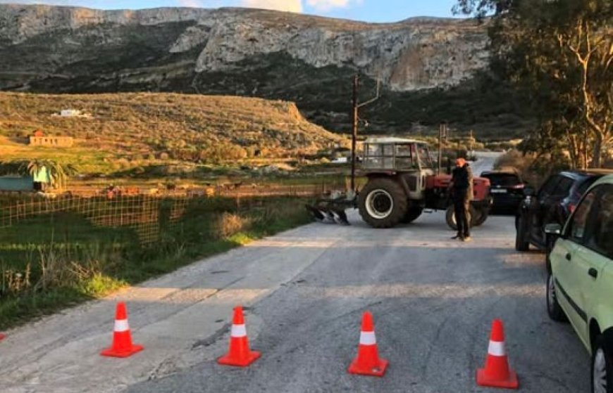 Αμοργός αγρότης: Έστησε μόνος του μπλόκο – «Το τρακτέρ είναι μόνο του στον δρόμο, αλλά είναι μάχιμο»