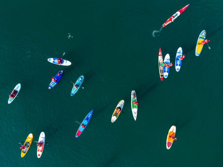 Santa SUP Θεσσαλονίκη: Αγιοβασίληδες με σανίδες και κουπί γέμισαν τον Θερμαϊκό ς