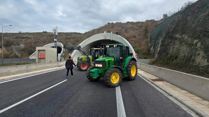 Αγρότες: Ημέρα αναδιάταξης στα μπλόκα για τη διέλευση των εκδρομέων – «Αγκάθι» οι εκτροπές κυκλοφορίας