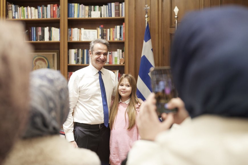 Μητσοτάκης Μαξίμου: Ο πρωθυπουργός υποδέχθηκε μαθητές του μειονοτικού δημοτικού σχολείου Πάχνης Ξάνθης
