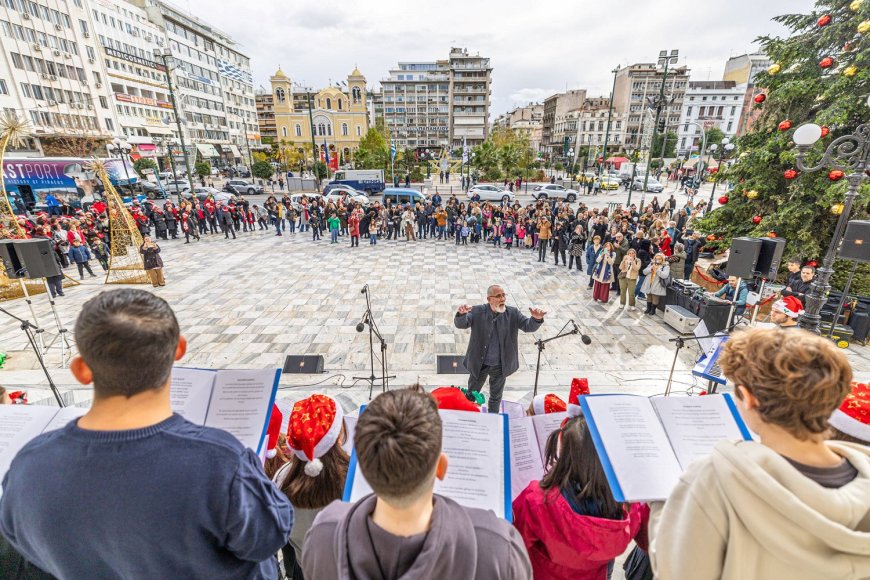 Παραμονή Χριστουγέννων με παραδοσιακά κάλαντα στον Πειραιά