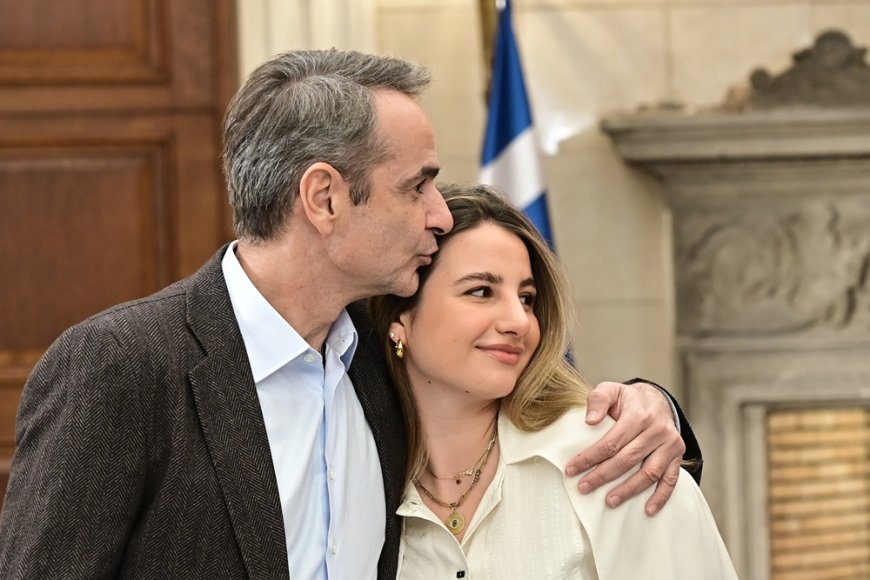 Κάλαντα στον Μητσοτάκη: Ποιοι πήγαν στο Μέγαρο Μαξίμου