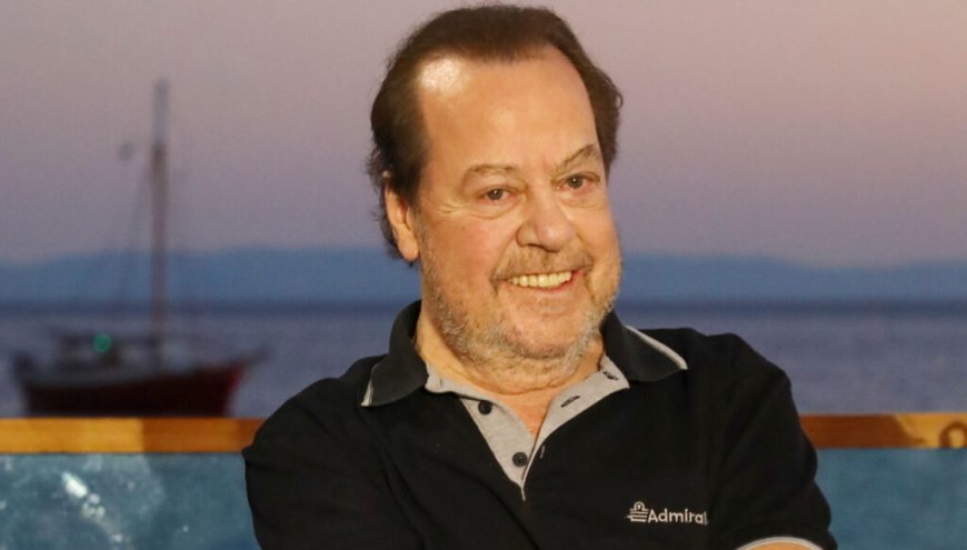 Γιάννης Πάριος: Η οικογενειακή χριστουγεννιάτικη φωτογραφία με τους 4 γιους, 4 εγγόνια, 3 νύφες και τα 2 σκυλιά