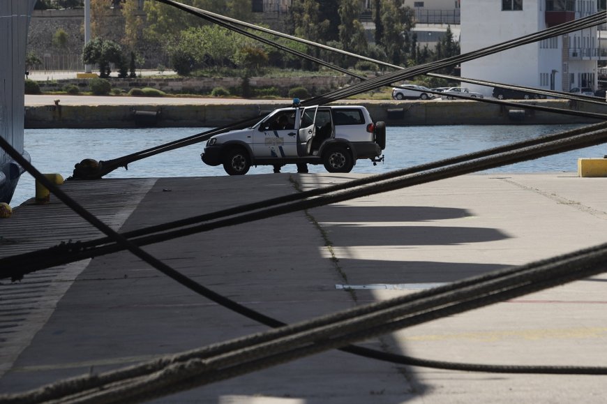 Αυτοκίνητο έπεσε στη θάλασσα στην Πάρο: Ο οδηγός δεν έβαλε χειρόφρενο