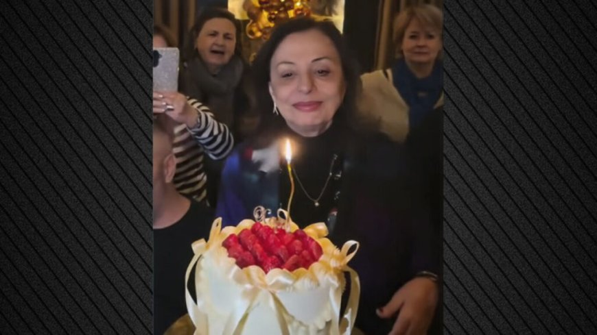 Η Χάρις Αλεξίου έγινε 75 ετών και το γιόρτασε με μία εντυπωσιακή τούρτα: «Πάμε γι’ άλλα τώρα»
