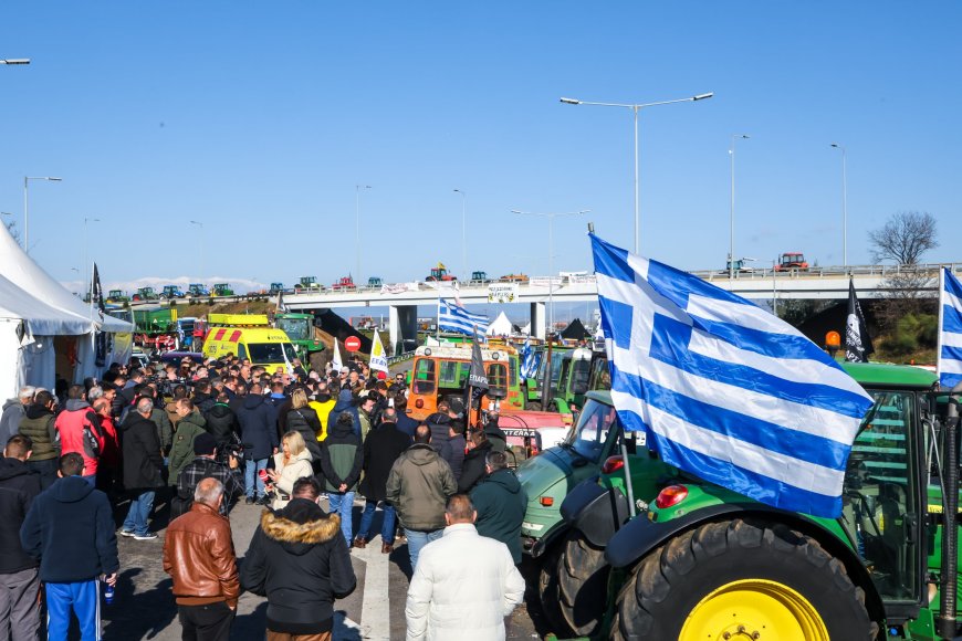 Τη Δευτέρα «κόβουν» την Ελλάδα στα δύο οι αγρότες – 14 μπλόκα και 4 αγροτικοί σύλλογοι λένε «ναι» σε διάλογο με την κυβέρνηση