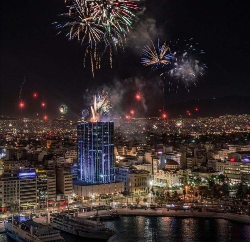 Πρωτοχρονιά στον Πειραιά: Μια βραδιά φωτός και πυροτεχνημάτων