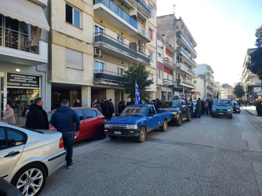 Διαμαρτυρία αγροτών έξω από το πολιτικό γραφείο του Ευρ. Στυλιανίδη