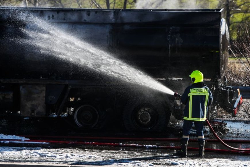 Φωτιά σε βυτιοφόρο στην Εθνική Οδό: Συναγερμός στην Πυροσβεστική