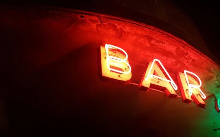 Παρενόχληση σε μπαρ: 20χρονη έδειρε με τον σύντροφό της 43χρονο