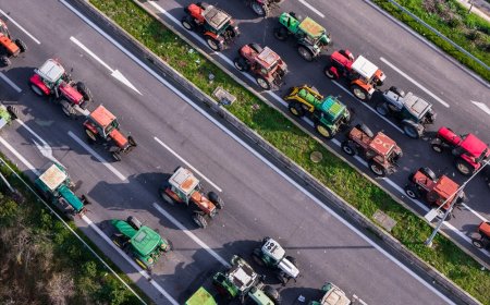 Μπλόκα αγροτών: Σοβαρό κυκλοφοριακό μπλακ άουτ στην εθνική οδό Αθηνών–Λαμίας