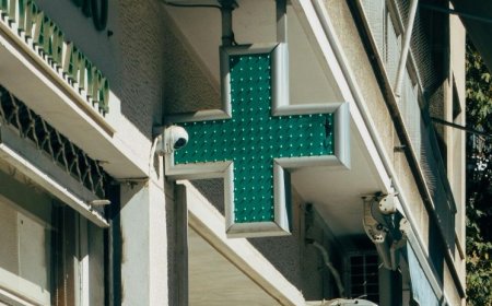 Πατήσια: Ξεκόλλησε ο σταυρός φαρμακείου και έπεσε πάνω στο κεφάλι 15χρονης