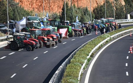Αγρoτικές κινητοποιήσεις: Διαβουλεύσεις για την συνάντηση της Τρίτης – Πού συνεχίζονται οι αποκλεισμοί, ποιοι δρόμοι ανοίγουν