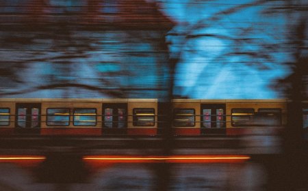 Τροχαίο στη γραμμή του τραμ στη Νέα Σμύρνη: Βίντεο από τη στιγμή που το αυτοκίνητο καρφώνεται σε κολόνα