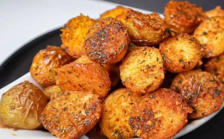 Τραγανές, σκορδάτες πατάτες φούρνου που θα σε κάνουν να γλείφεις και τα δάχτυλά σου!!!