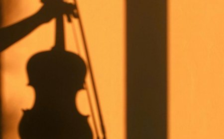 Νεαρός εντυπωσιάζει παίζοντας βιολί και ποδόσφαιρο ταυτόχρονα