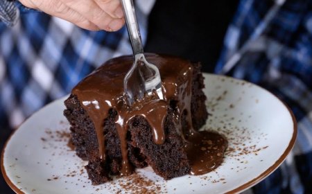 Ζουμερό, σιροπιαστό και σοκολατένιο κέικ που έχεις φάει ποτέ, χρησιμοποιώντας μόνο 1 κούπα και 1 μπολ!!!.