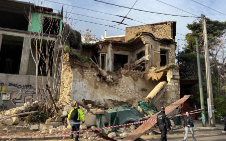 Πειραιάς: Ο Δήμος απομακρύνει επικίνδυνα τμήματα κτηρίου στην Καστέλλα