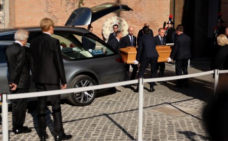 Το τελευταίο «αντίο» στον Βαλεντίνο – Η Ρώμη αποχαιρετά τον θρυλικό σχεδιαστή μόδας