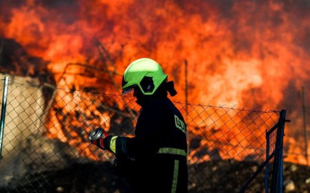 Τρίκαλα: Φωτιά μετά από έκρηξη στη μπισκοτοβιομηχανία «Βιολάντα»