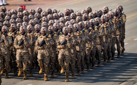 Παρέλαση ινδικού στρατού: Ανθρώπινες πυραμίδες και ακροβατικά πάνω σε δύο ρόδες