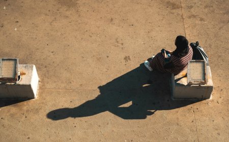 Ιράν διαδηλώσεις: Η σπαρακτική στιγμή που νεαρή κόβει τα μαλλιά της στην κηδεία της αδελφής της