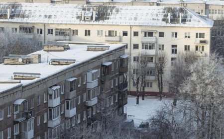 Ρωσία καλώδιο: Φρίκη προκαλεί βίντεο όπου άντρας δένει και κατεβάζει παιδί από παράθυρο